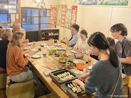 宿泊客が集まる交流ラウンジ（写真は 1166 back packers）