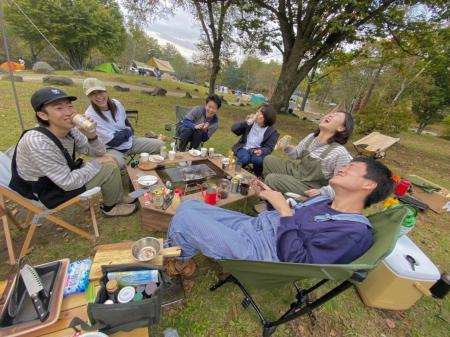 趣味のキャンプ、若者が集まり賑わう場